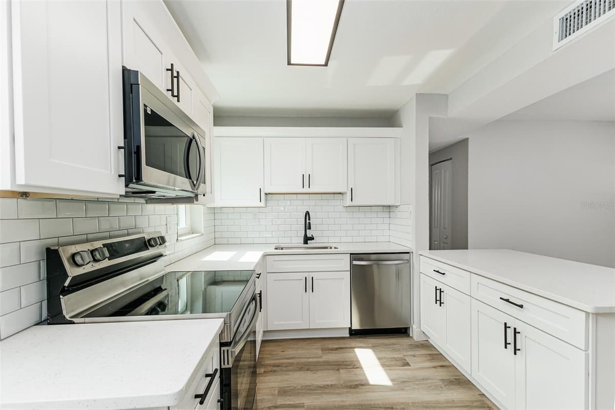 526 VICTORIA BOULEVARD — photo 7 of 18