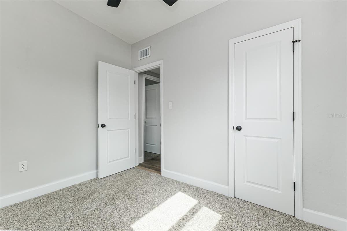 526 VICTORIA BOULEVARD — photo 13 of 18