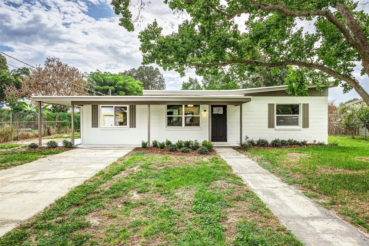526 VICTORIA BOULEVARD — photo 1 of 18