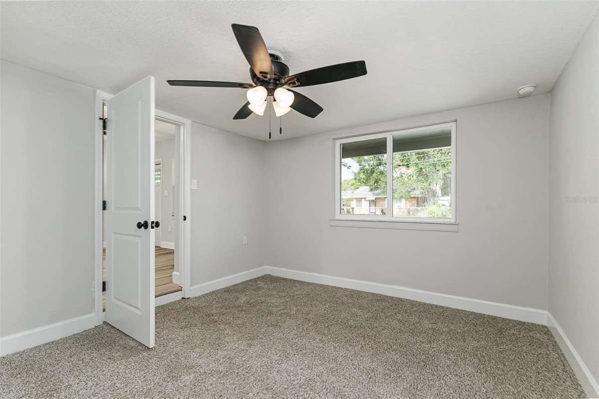 526 VICTORIA BOULEVARD — photo 10 of 18