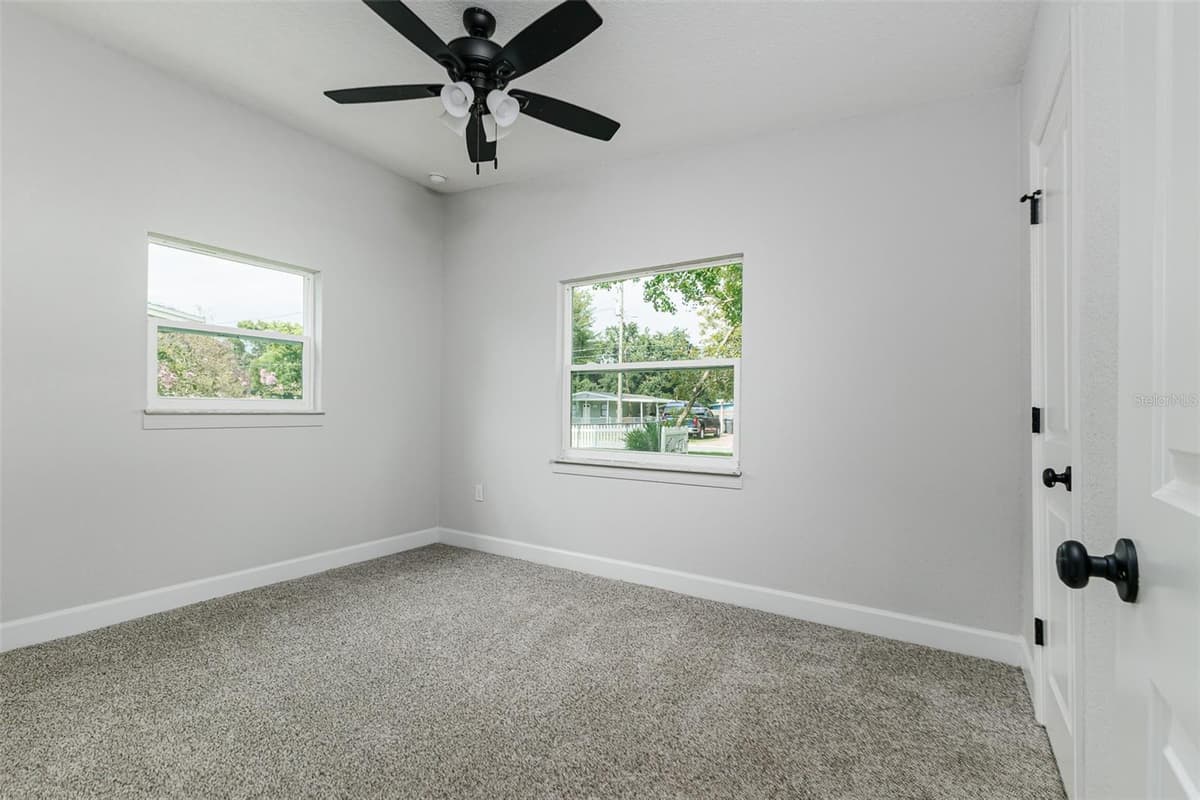526 VICTORIA BOULEVARD — photo 14 of 18