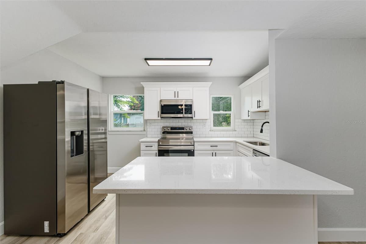 526 VICTORIA BOULEVARD — photo 4 of 18