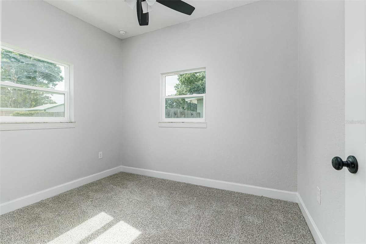 526 VICTORIA BOULEVARD — photo 12 of 18