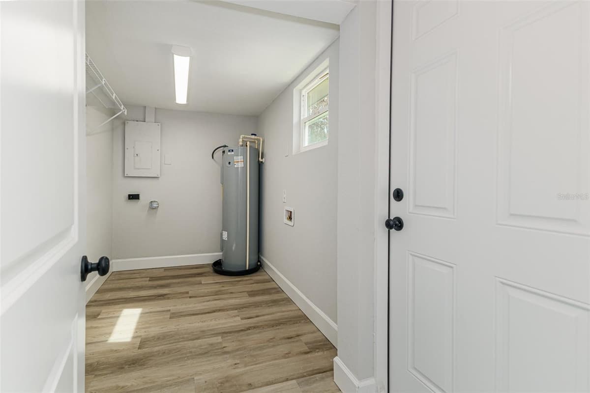 526 VICTORIA BOULEVARD — photo 8 of 18