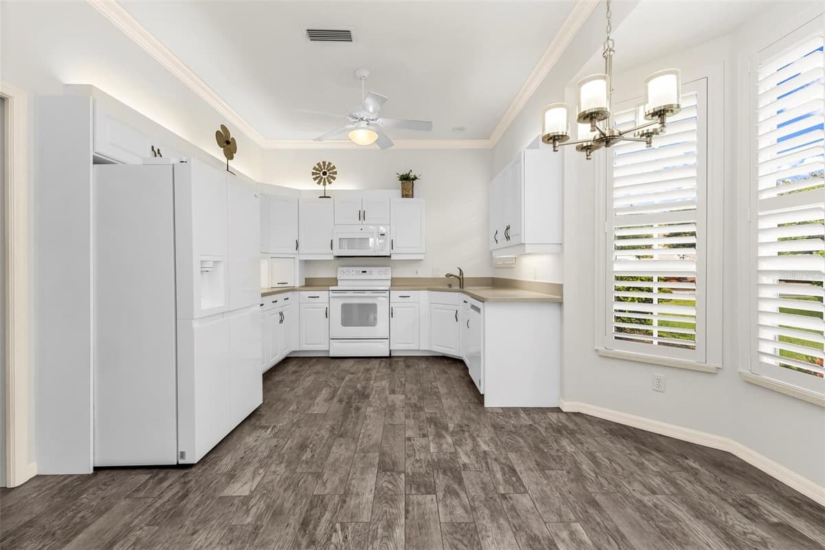 834 MONTROSE DRIVE — photo 8 of 43