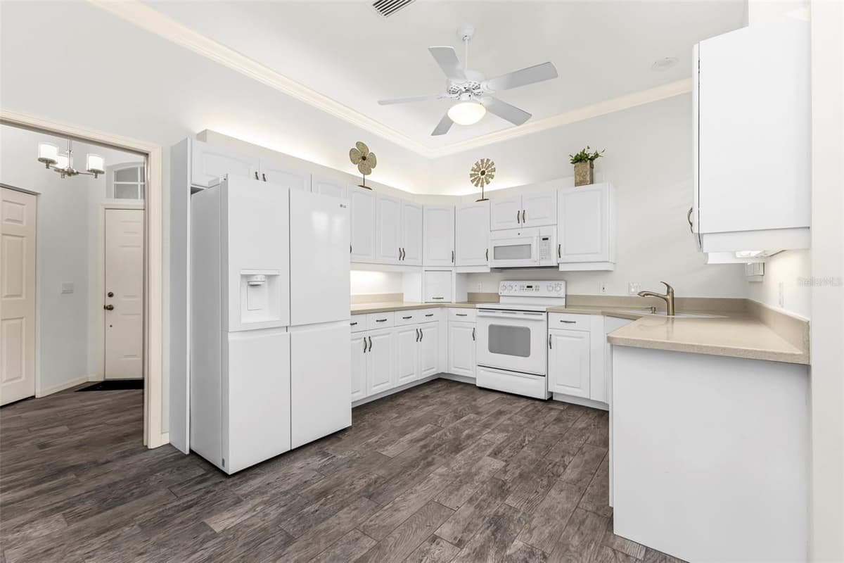 834 MONTROSE DRIVE — photo 9 of 43