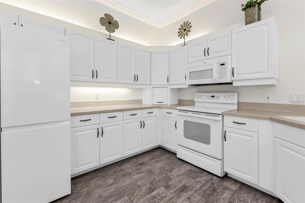 834 MONTROSE DRIVE — photo 10 of 43