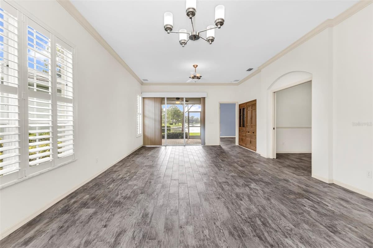 834 MONTROSE DRIVE — photo 14 of 43