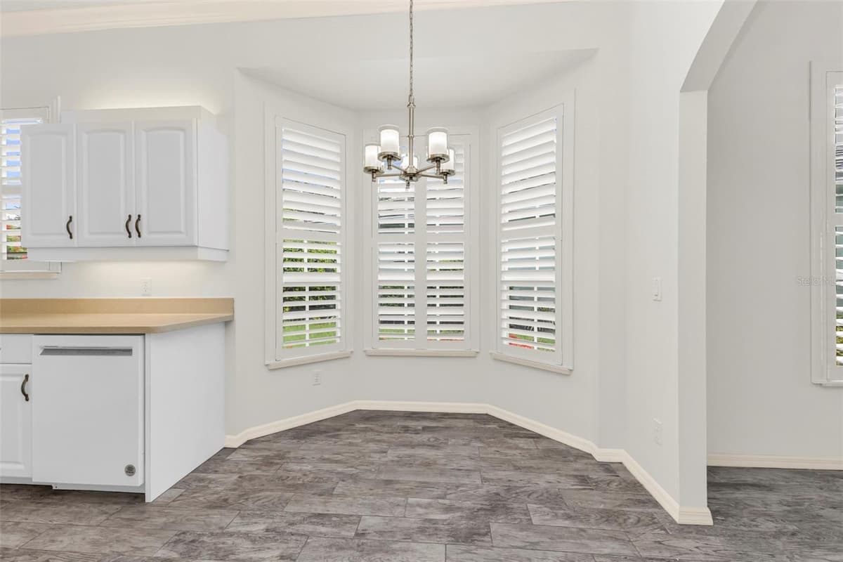834 MONTROSE DRIVE — photo 11 of 43