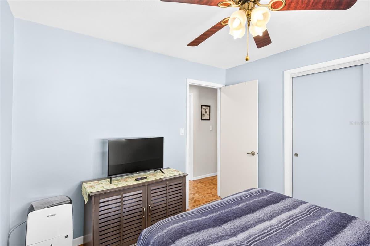 670 STANHOPE DRIVE — photo 19 of 48