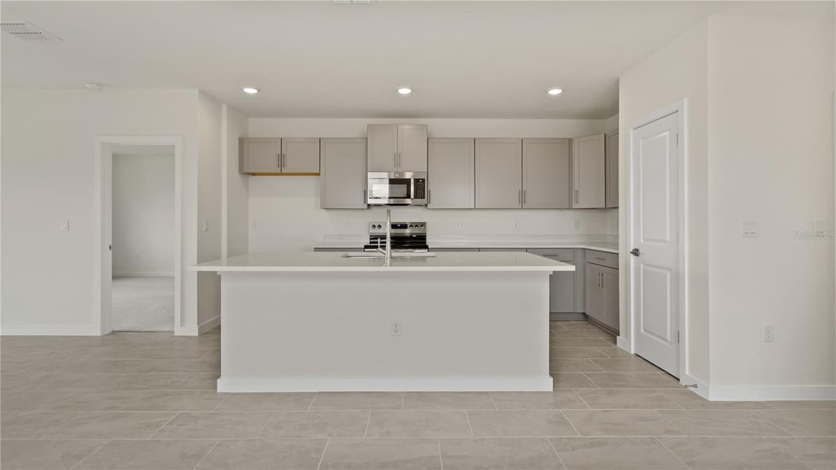816 ANDREW STREET — photo 3 of 43