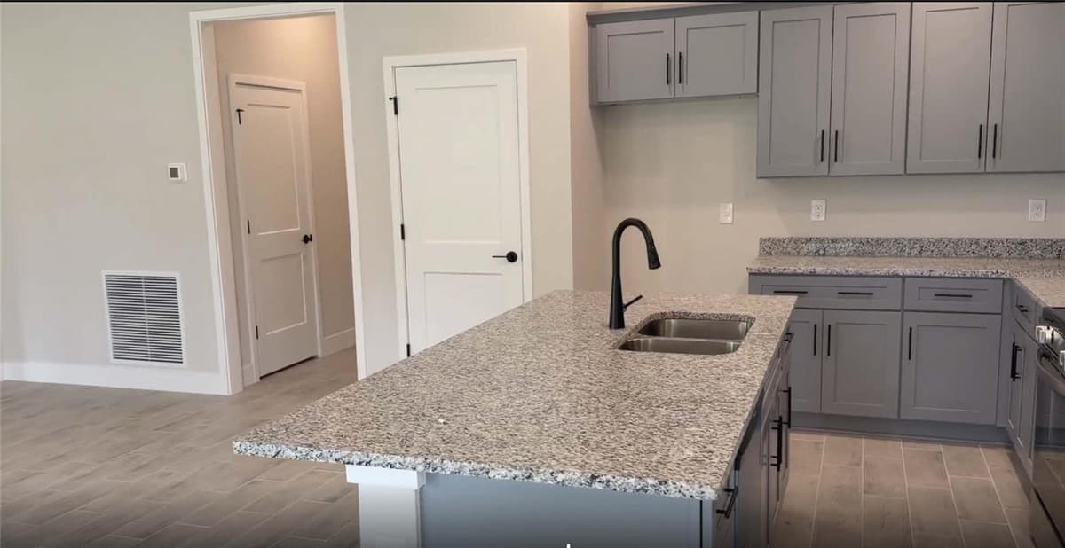 21426 DEKALS AVENUE — photo 5 of 9