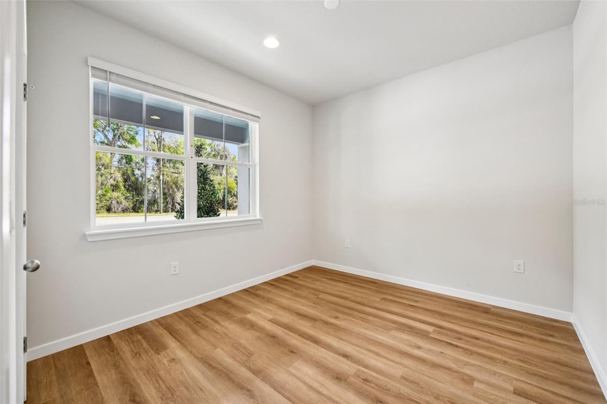 536 BERESFORD AVENUE — photo 11 of 26