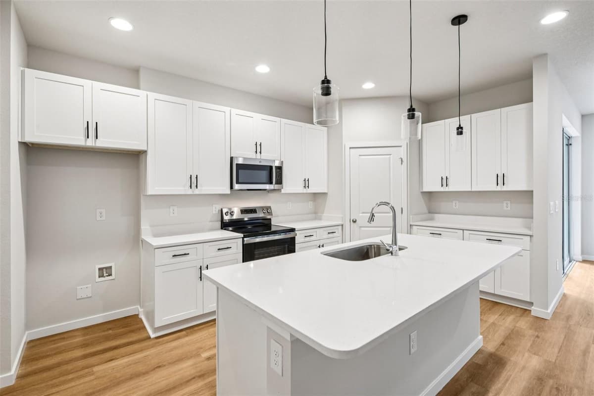 536 BERESFORD AVENUE — photo 7 of 26