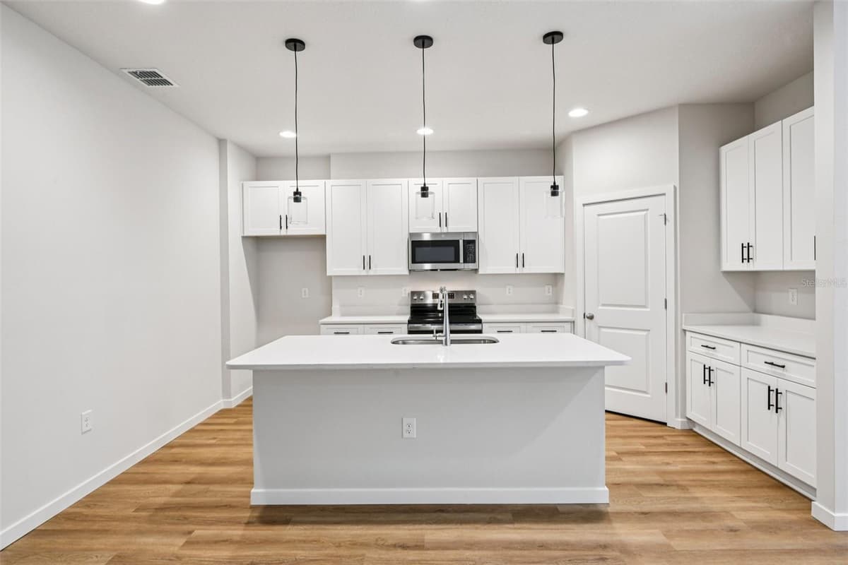 536 BERESFORD AVENUE — photo 6 of 26
