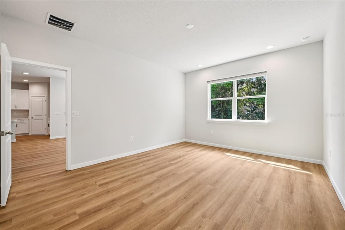 536 BERESFORD AVENUE — photo 16 of 26
