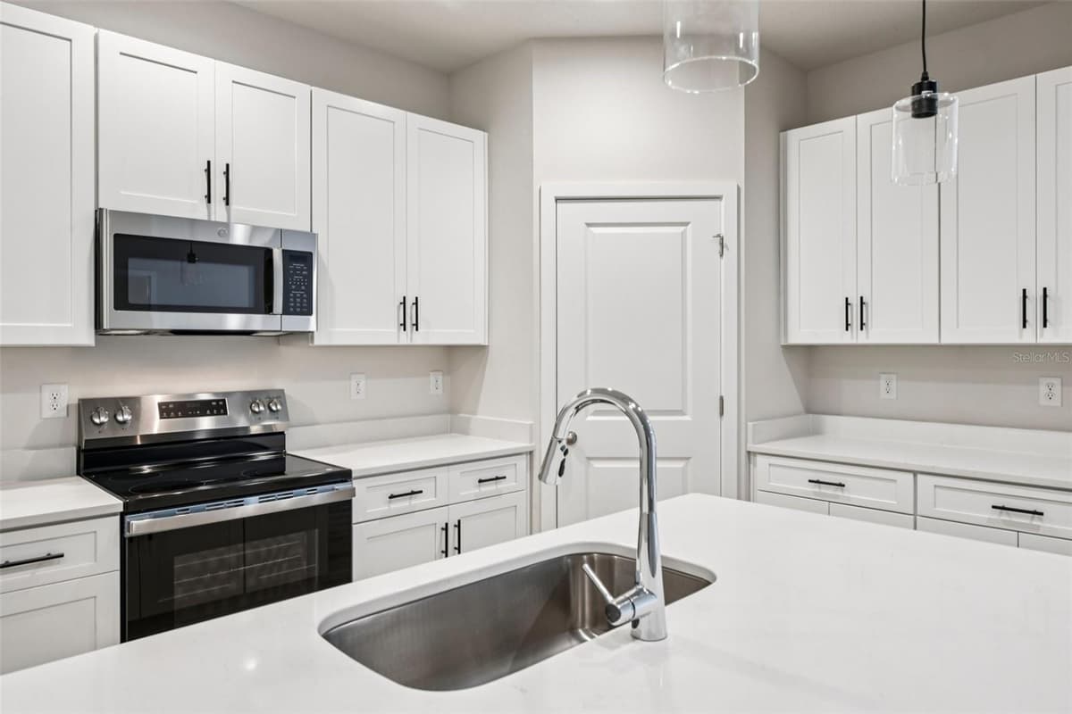 536 BERESFORD AVENUE — photo 9 of 26