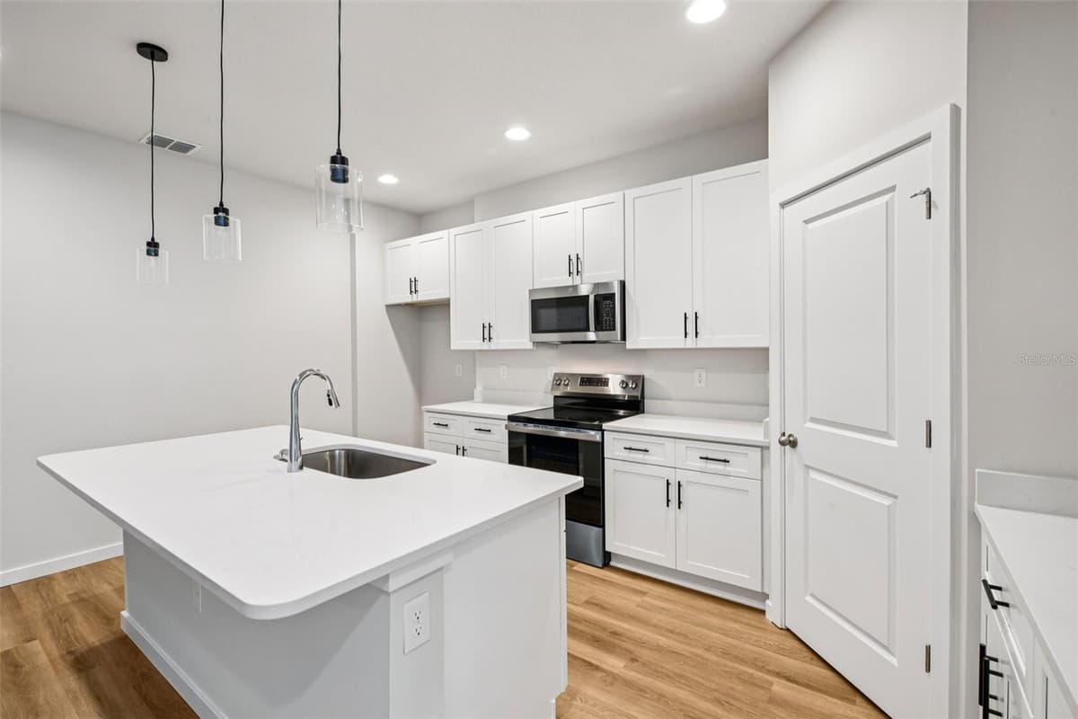 536 BERESFORD AVENUE — photo 8 of 26