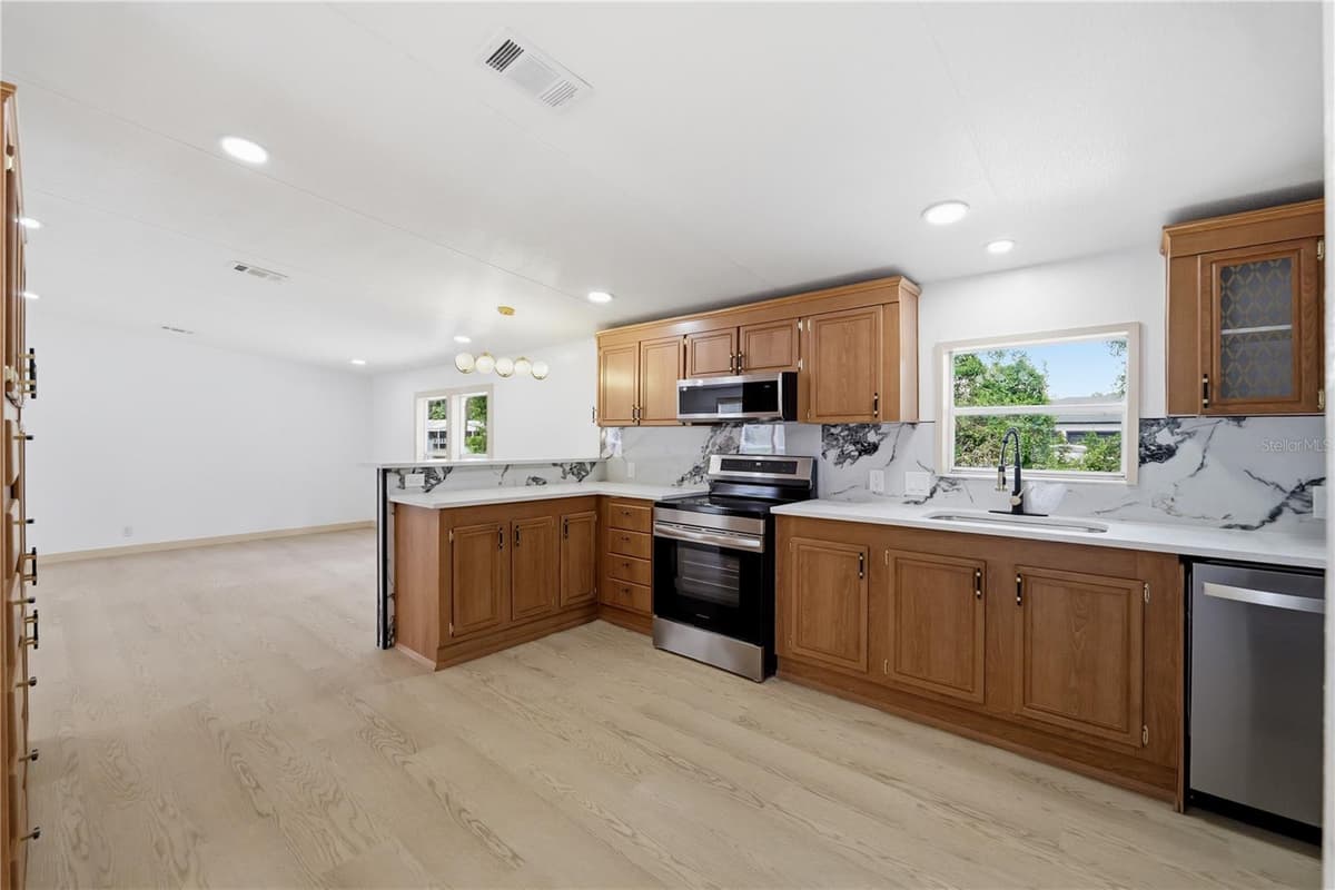 8726 MEADOWVIEW CIR — photo 8 of 36
