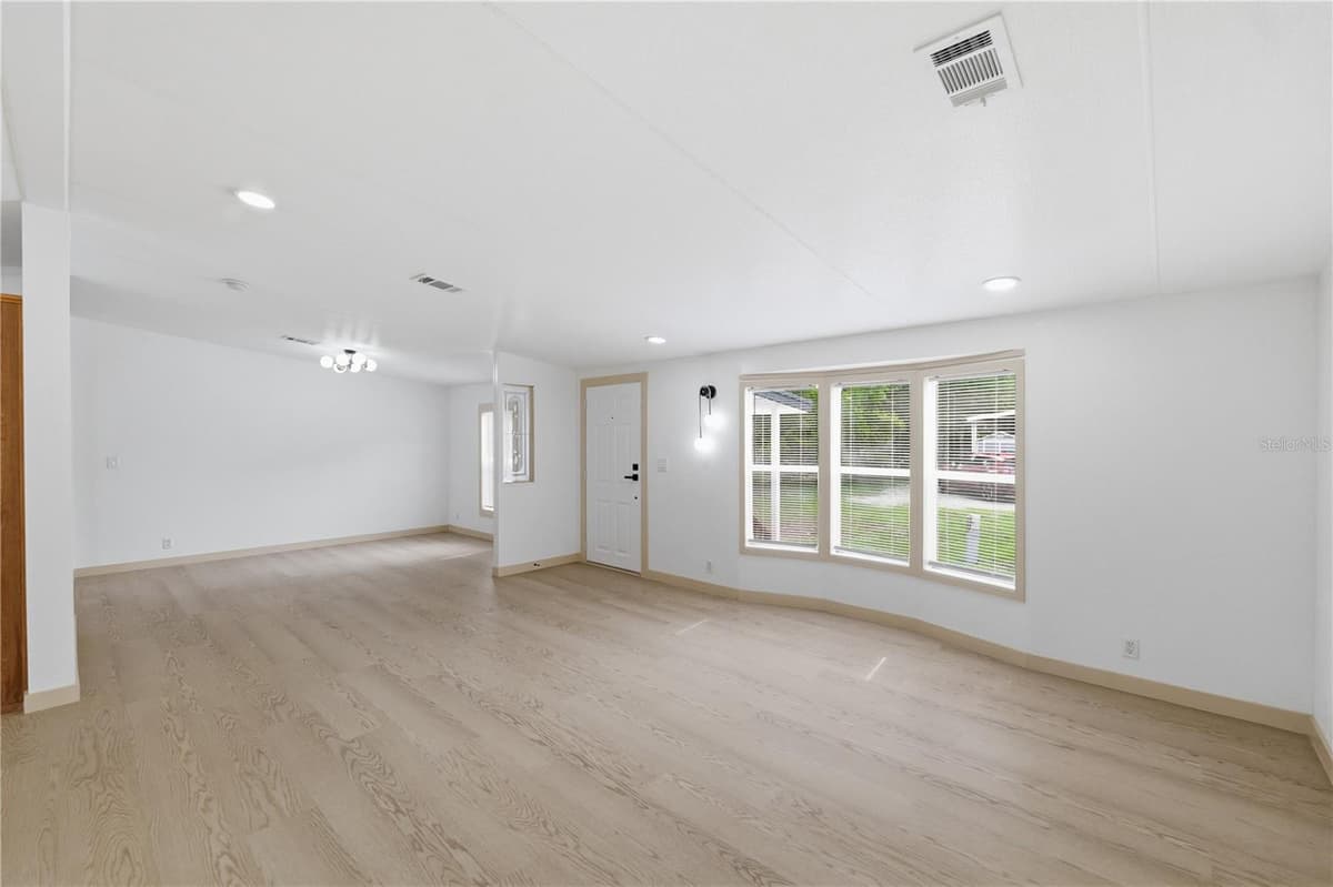 8726 MEADOWVIEW CIR — photo 2 of 36
