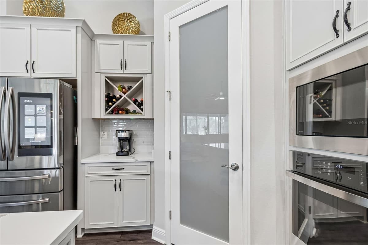 10597 MEADOWRUN DRIVE — photo 12 of 49