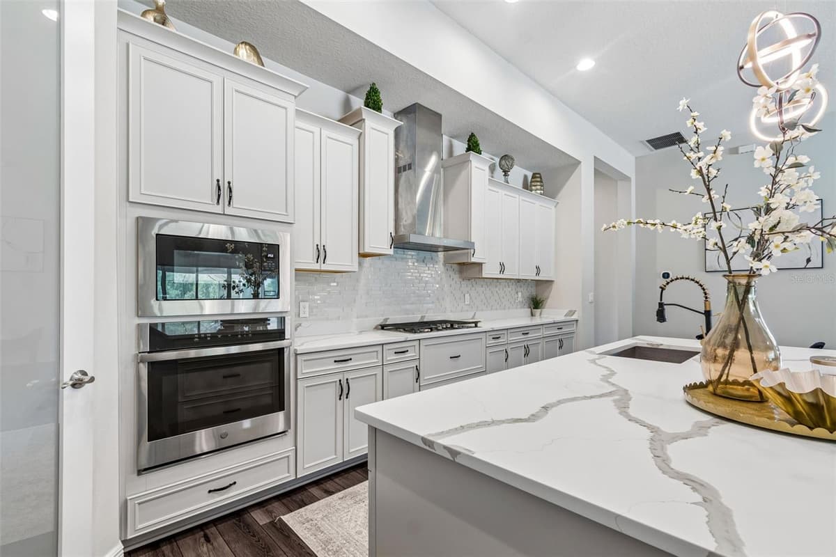 10597 MEADOWRUN DRIVE — photo 11 of 49