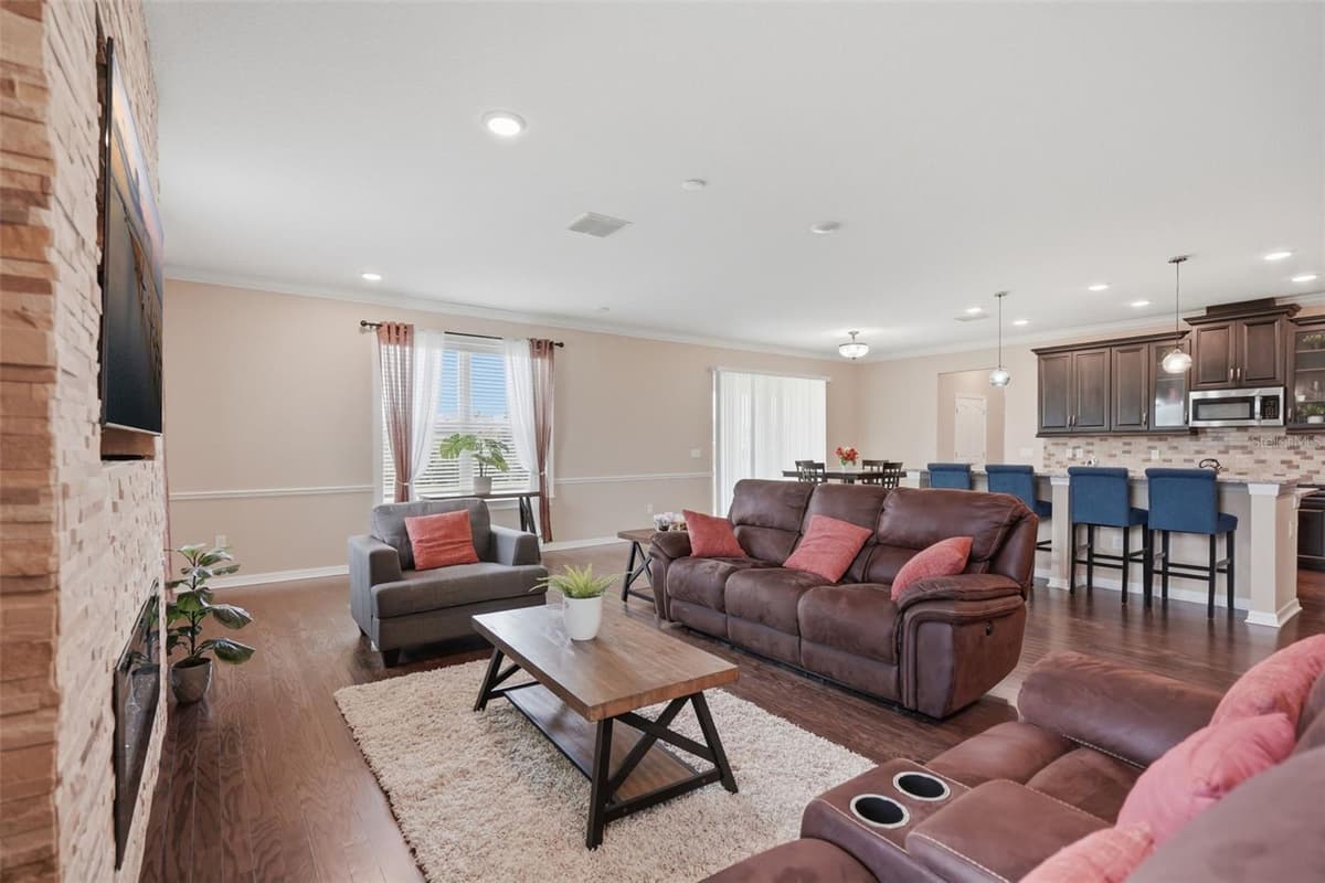 9307 PARISIAN COURT — photo 7 of 32
