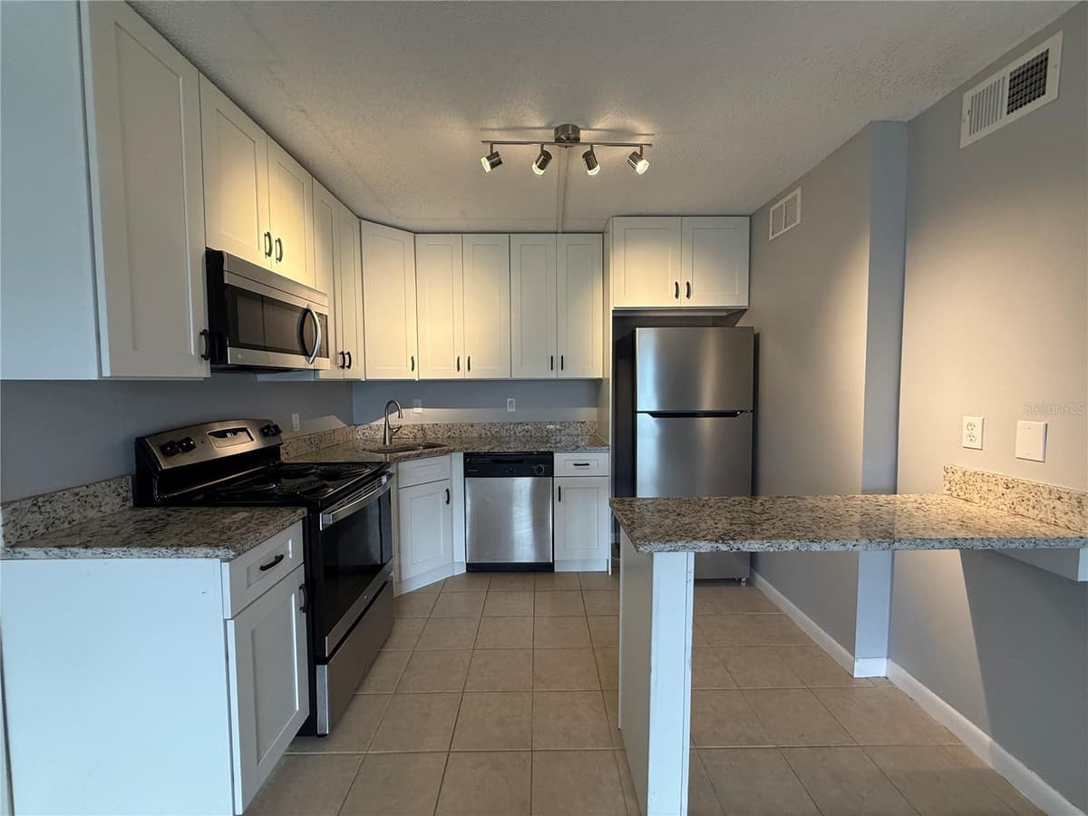927 PINE RIDGE CIRCLE — photo 4 of 19