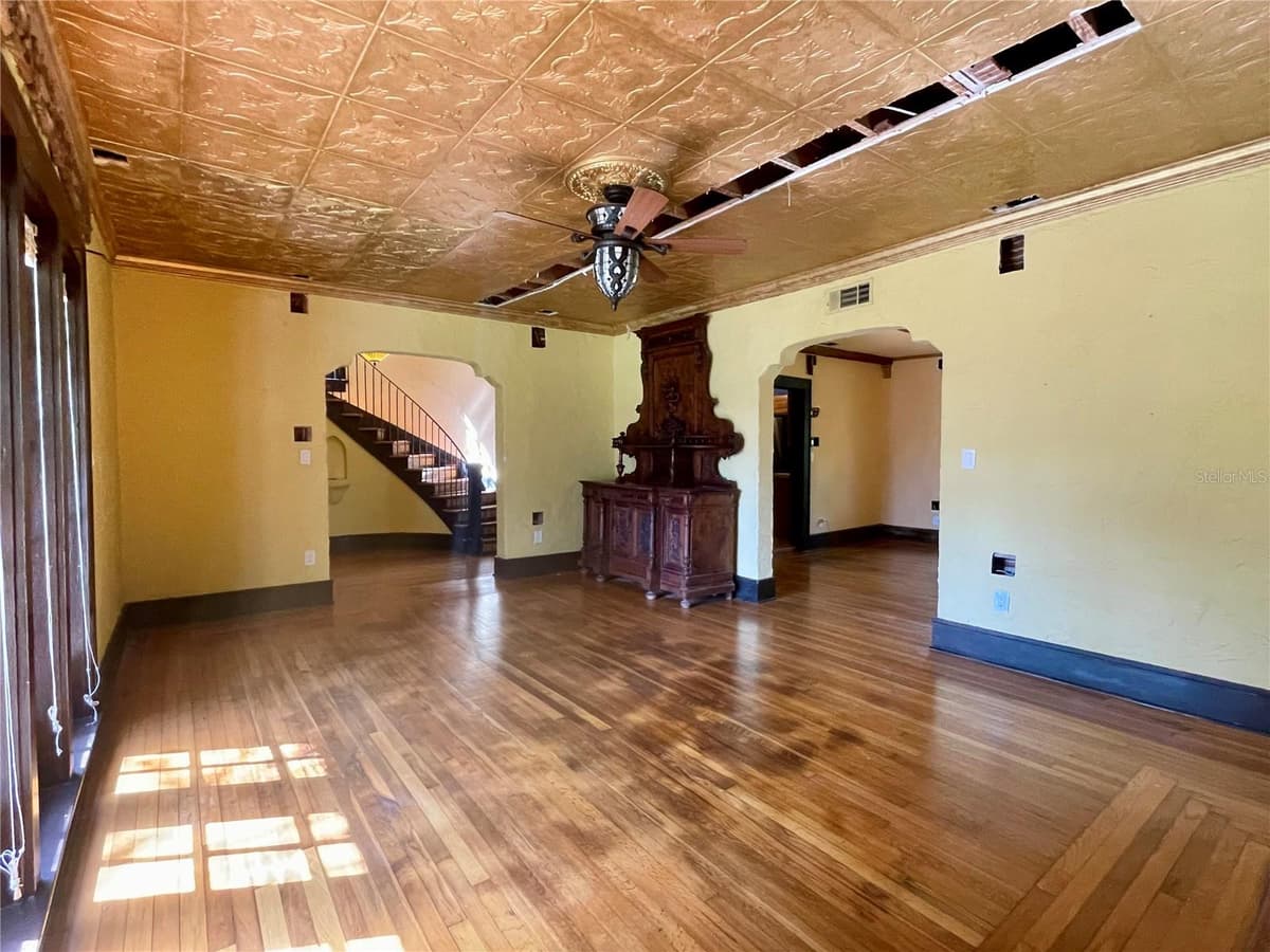 688 ALCAZAR AVENUE — photo 11 of 40