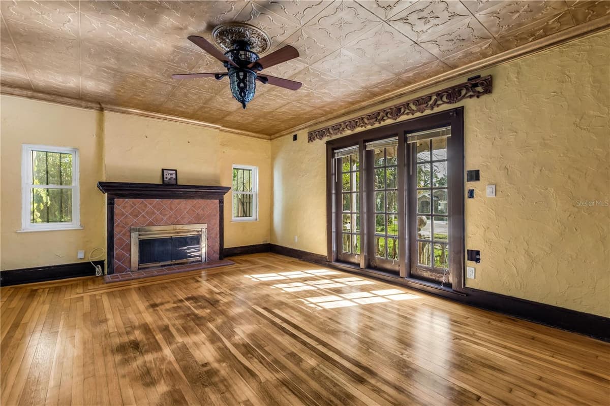 688 ALCAZAR AVENUE — photo 8 of 40
