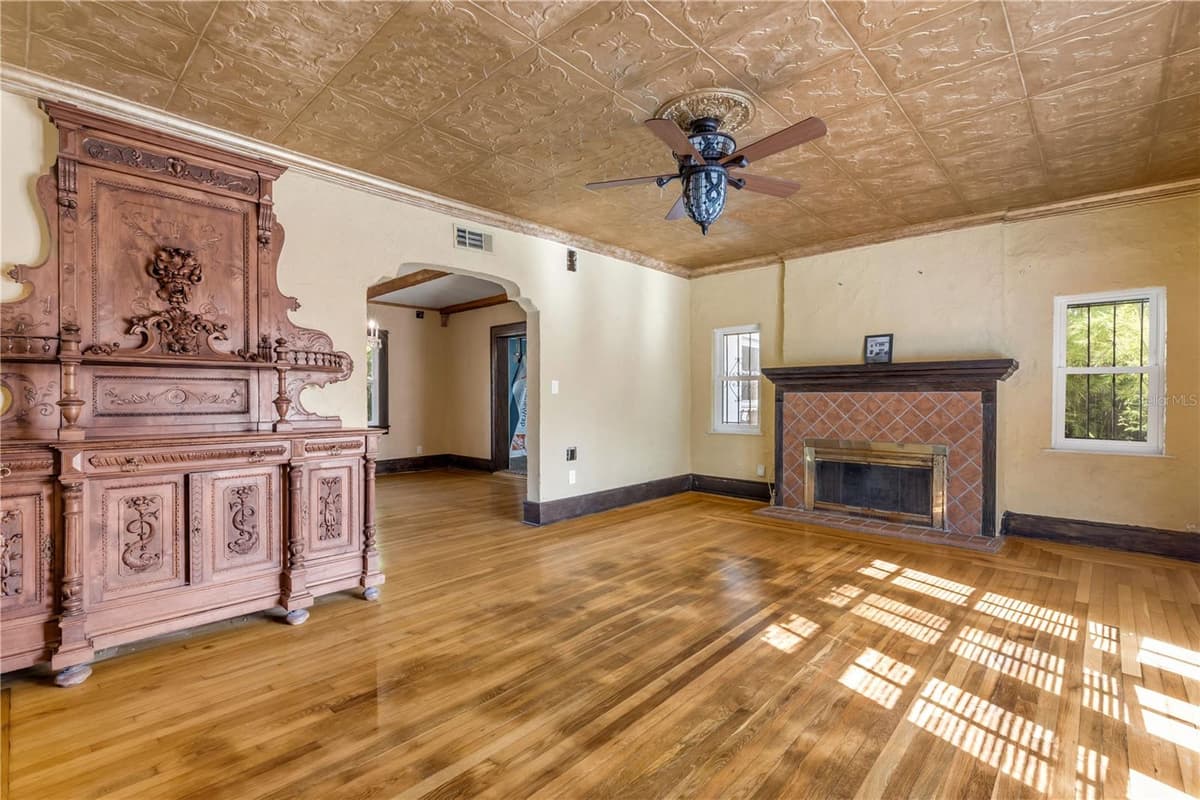 688 ALCAZAR AVENUE — photo 7 of 40