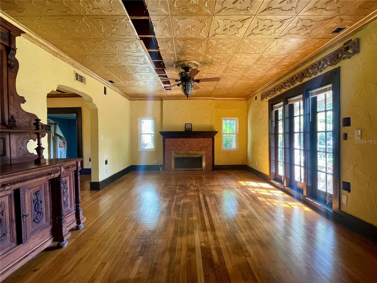 688 ALCAZAR AVENUE — photo 9 of 40