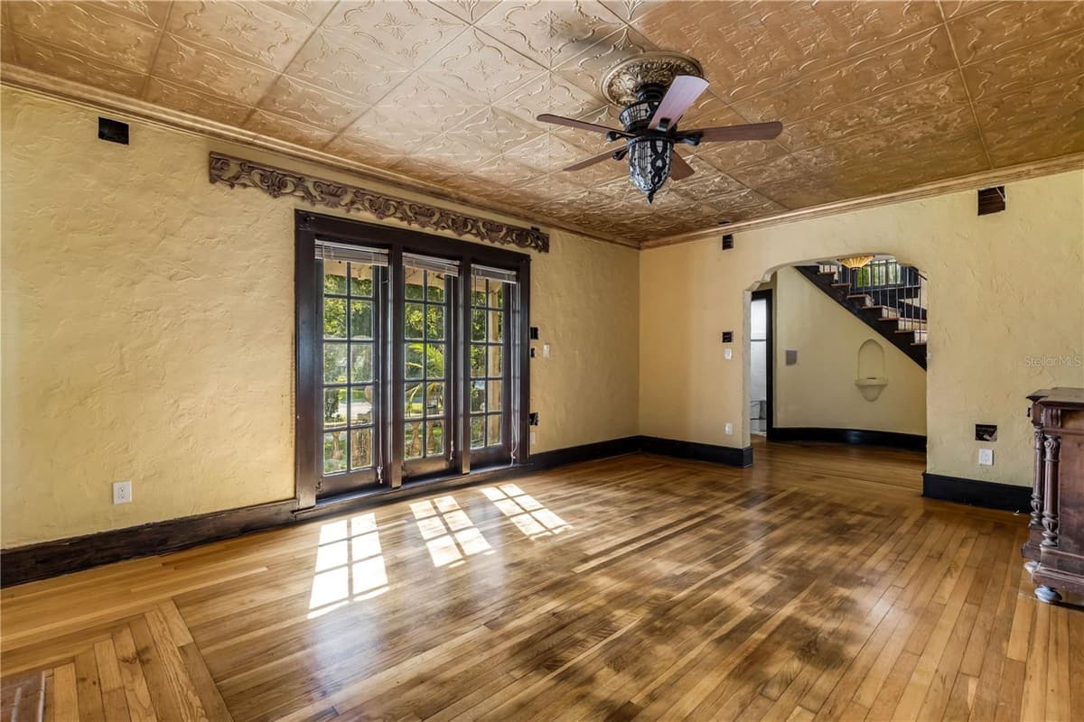 688 ALCAZAR AVENUE — photo 10 of 40
