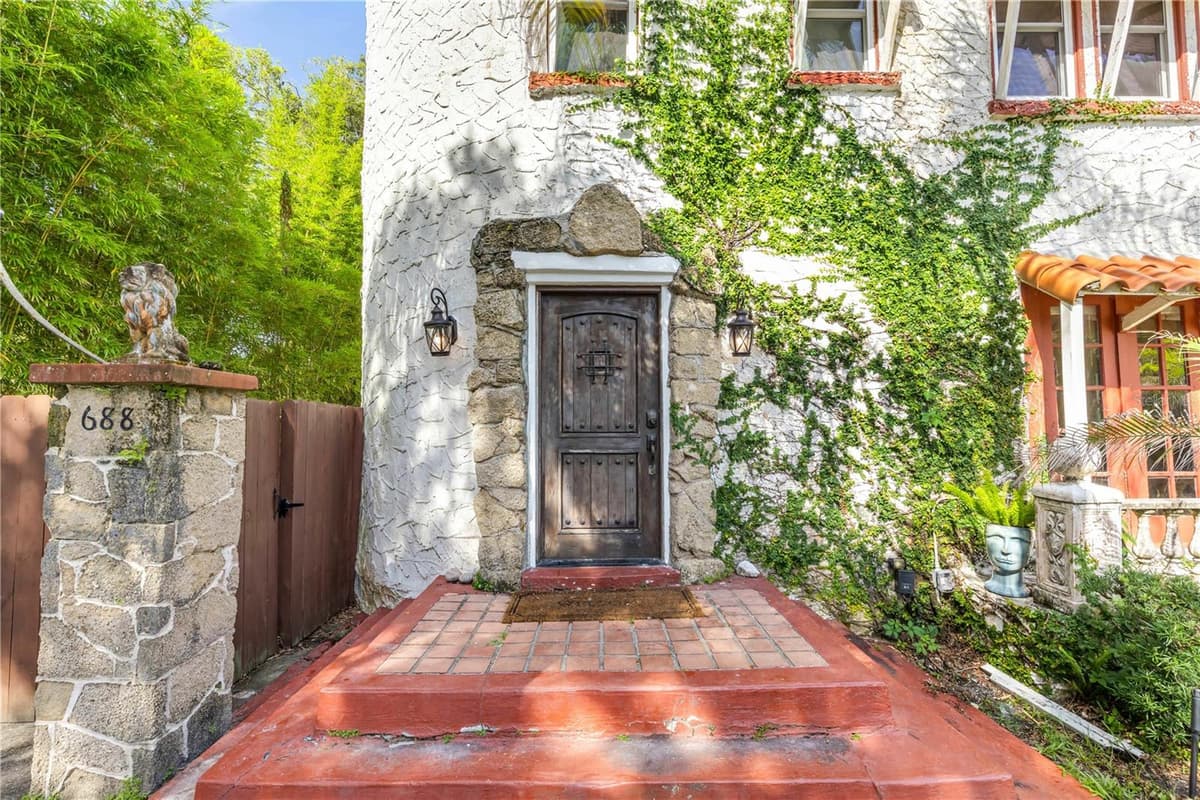 688 ALCAZAR AVENUE — photo 4 of 40