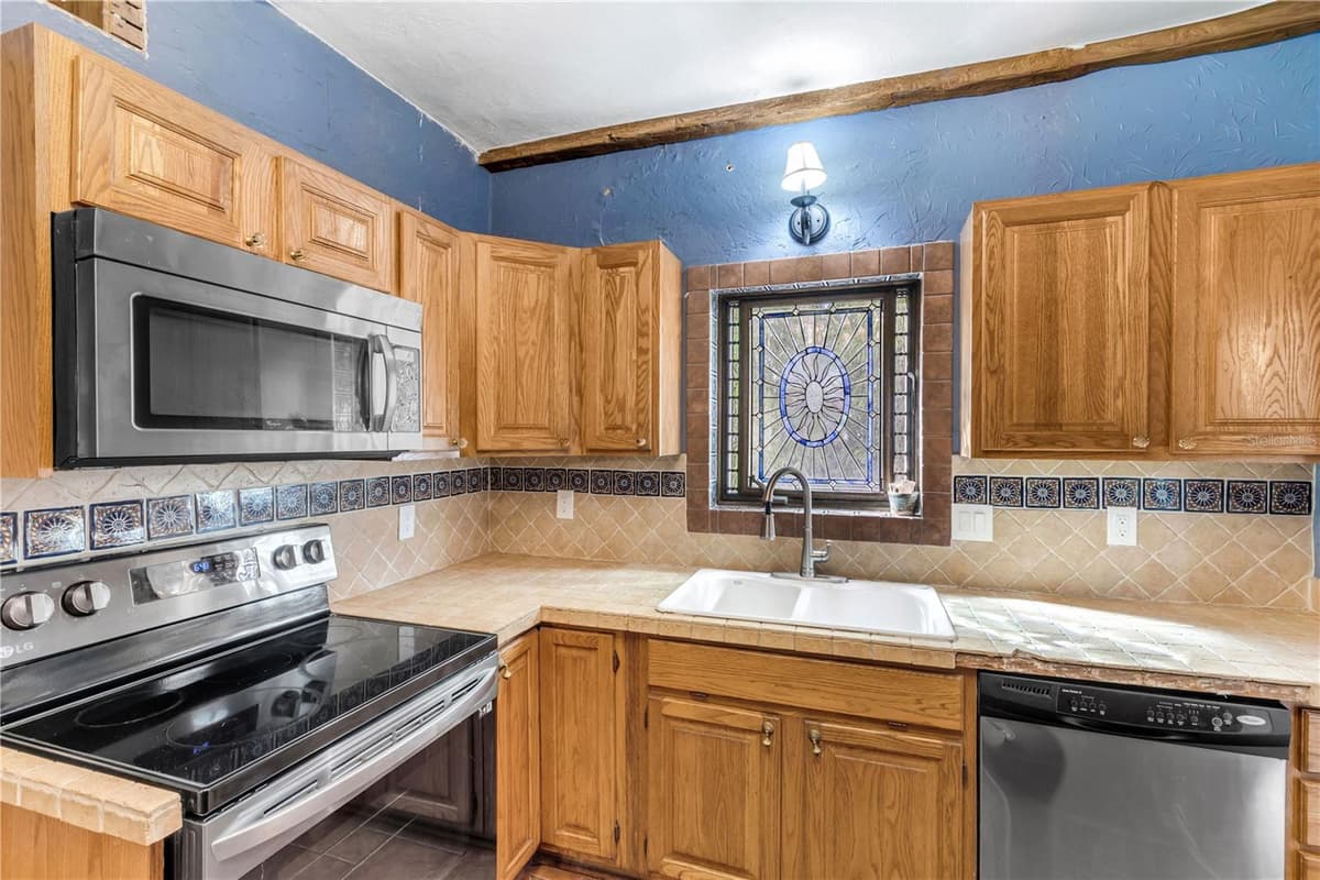 688 ALCAZAR AVENUE — photo 15 of 40