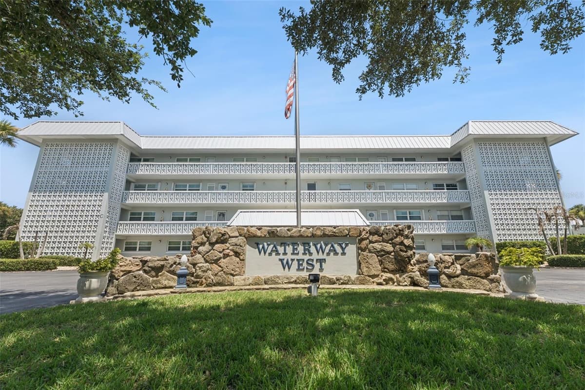 315 CAUSEWAY — photo 4 of 43