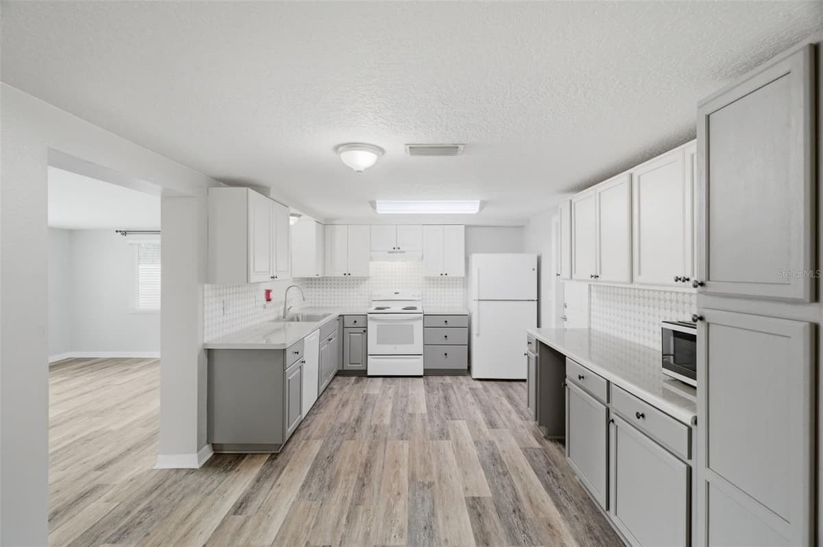 4247 GULFSHORE COURT — photo 11 of 36