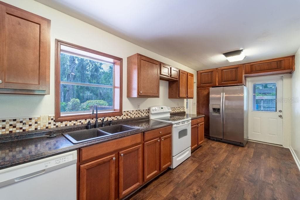 686 KENTUCKY AVENUE — photo 9 of 41
