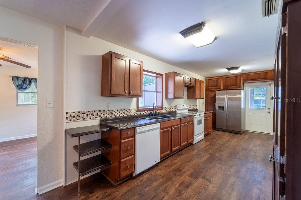 686 KENTUCKY AVENUE — photo 8 of 41