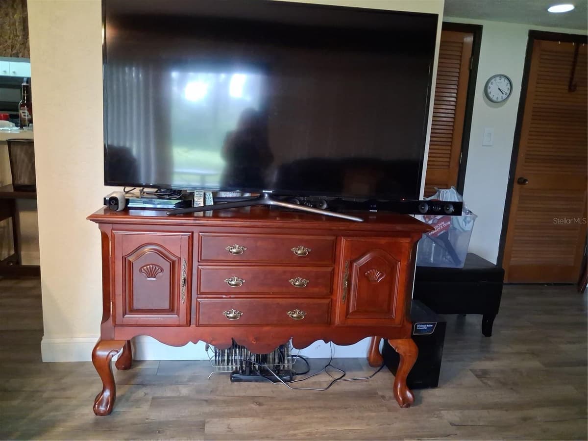 3341 CAMELOT DRIVE — photo 5 of 9