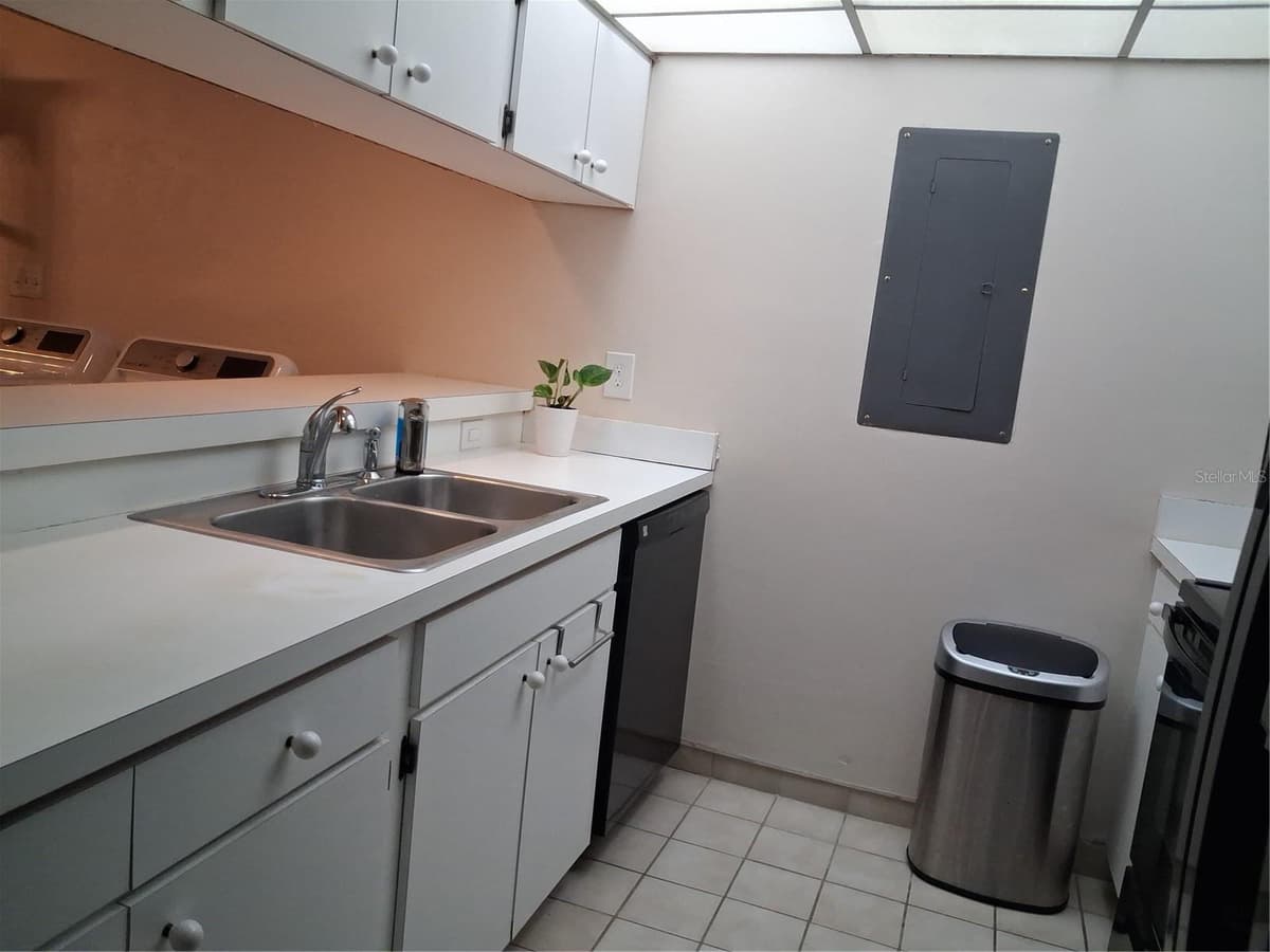 3341 CAMELOT DRIVE — photo 3 of 9