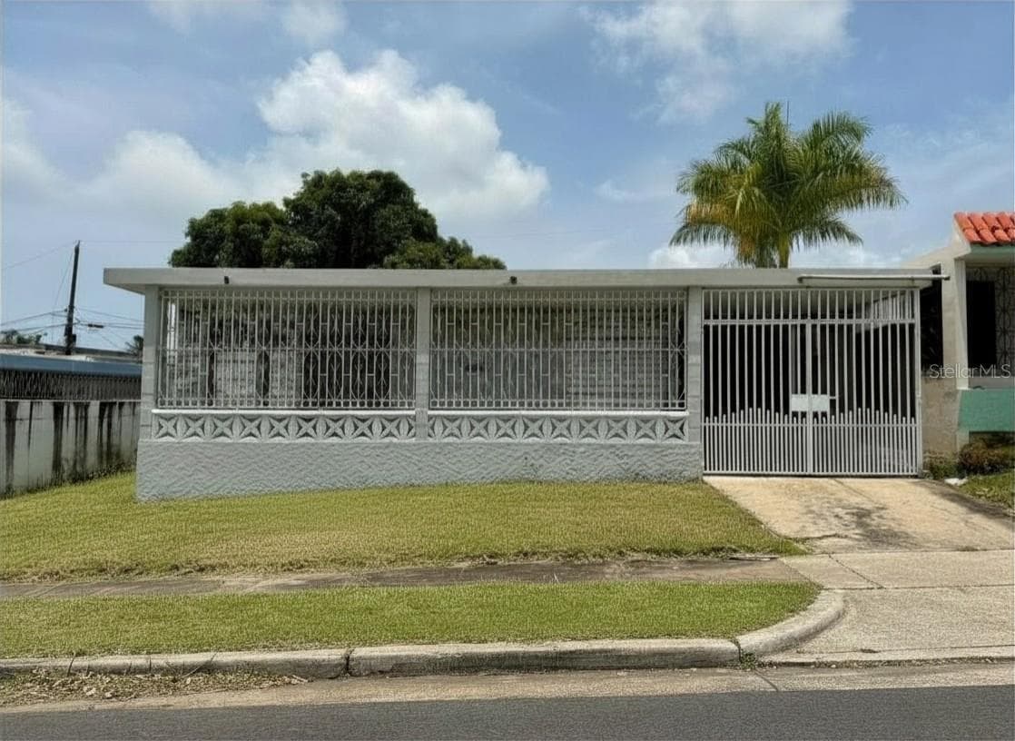 CLL. 18 FIGUERAS — photo 1 of 17