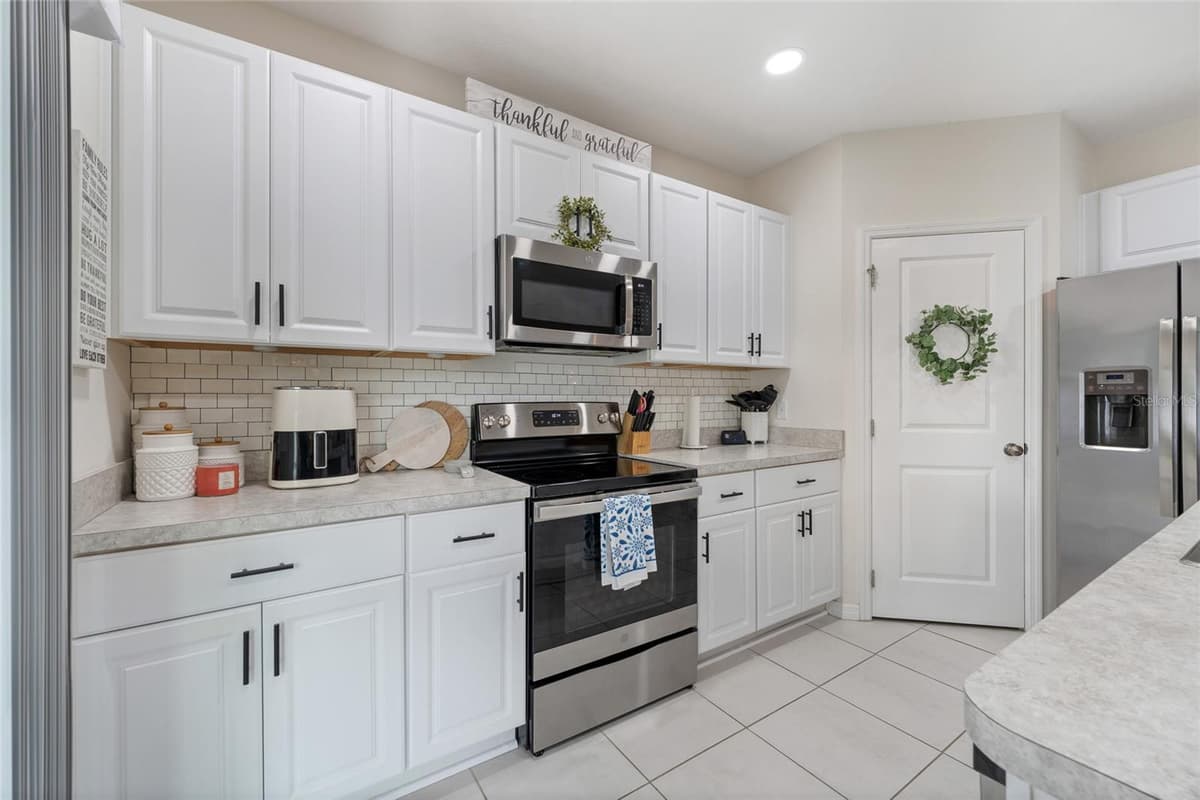 87 PRAIRIE FALCON DRIVE — photo 11 of 30