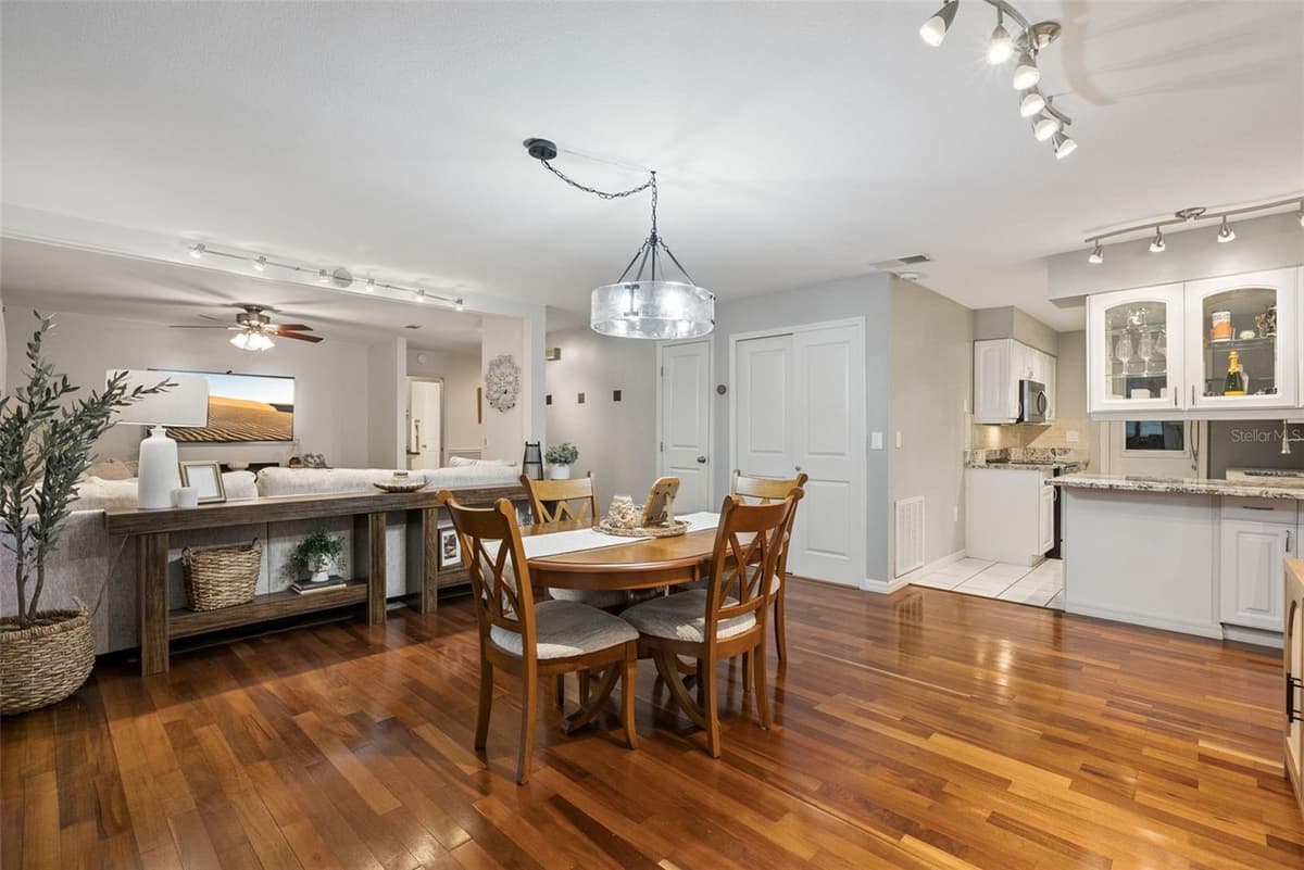 636 SWALLOW DRIVE — photo 11 of 60