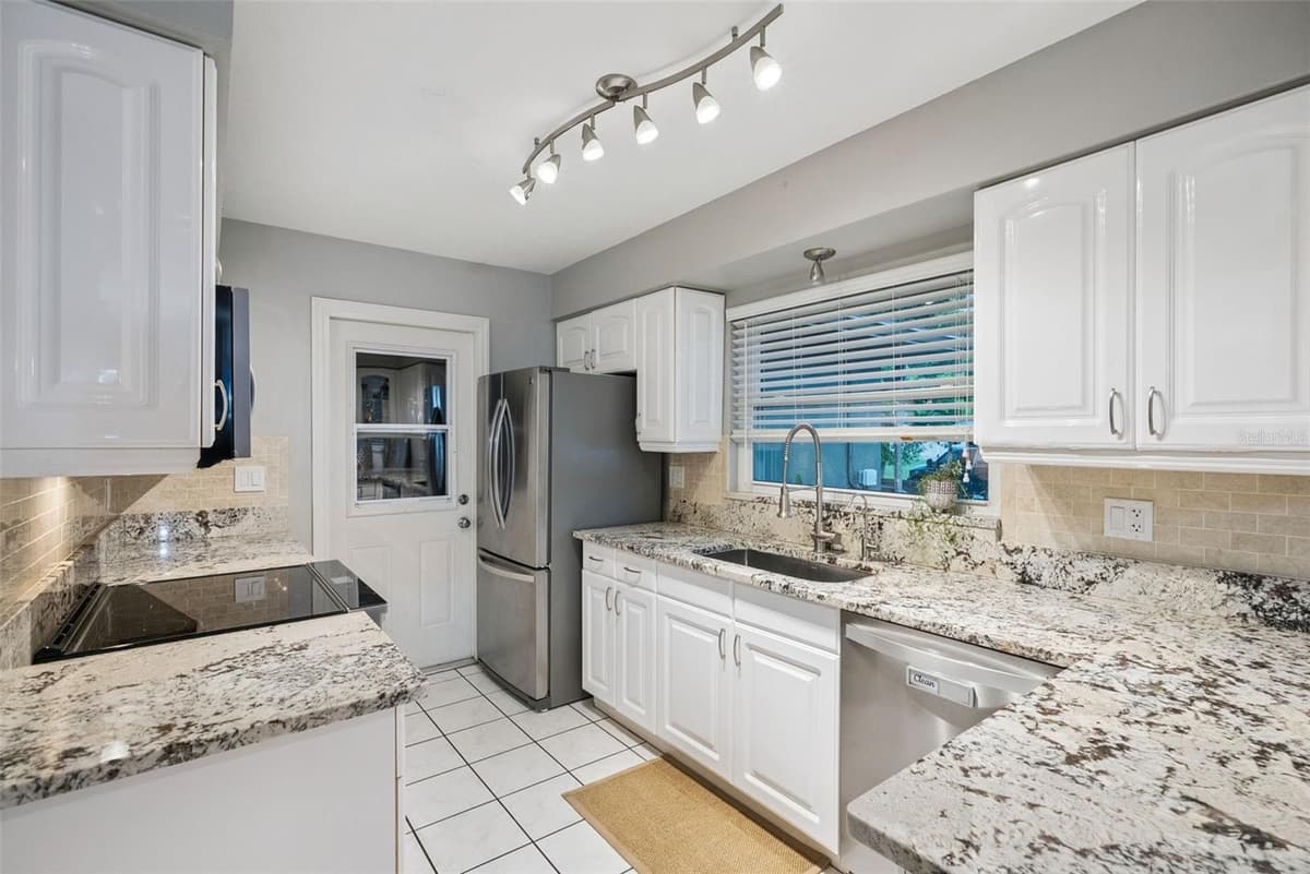 636 SWALLOW DRIVE — photo 15 of 60
