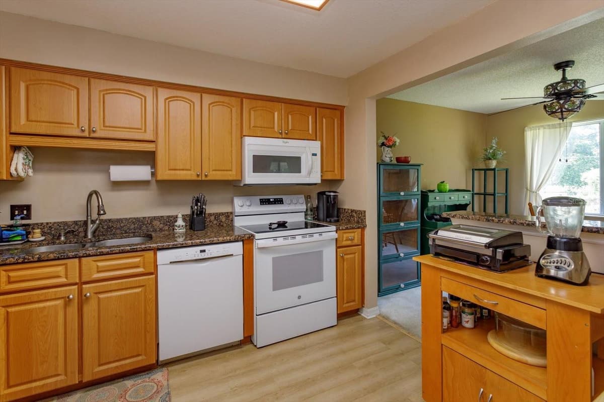 5301 WHITE CLIFF LANE — photo 9 of 25