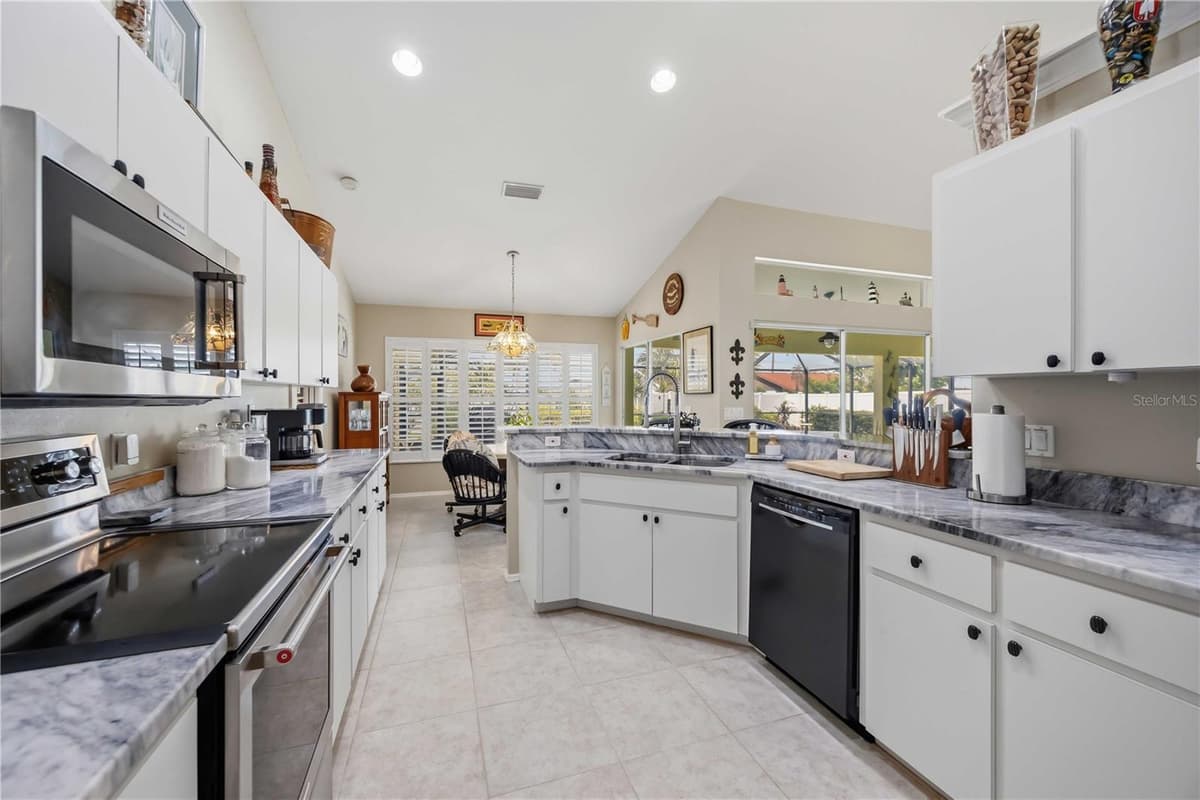 230 GREEN STREET — photo 16 of 51