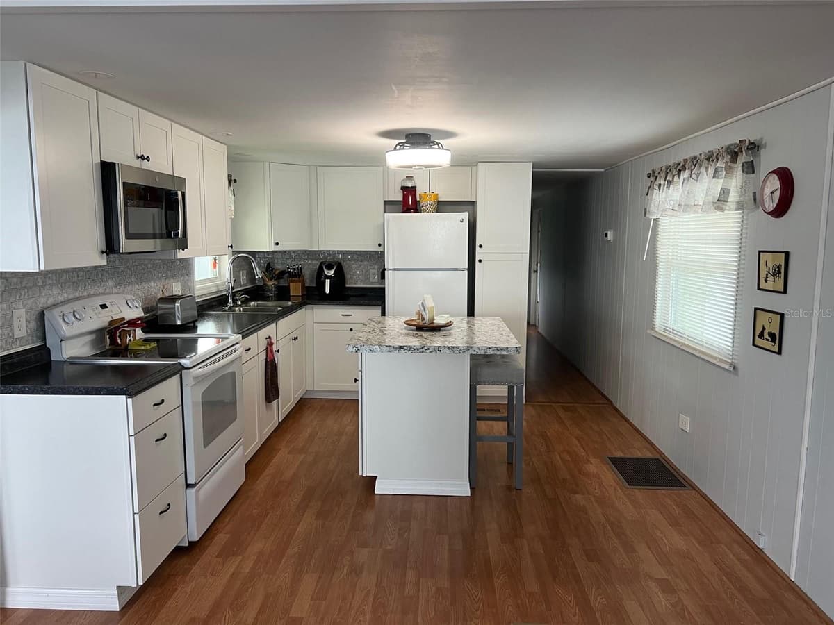 11300 124TH AVENUE — photo 4 of 22