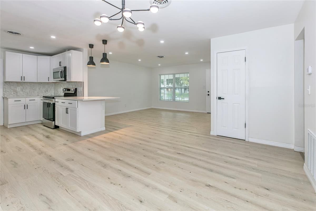1842 PURITAN AVENUE — photo 5 of 28
