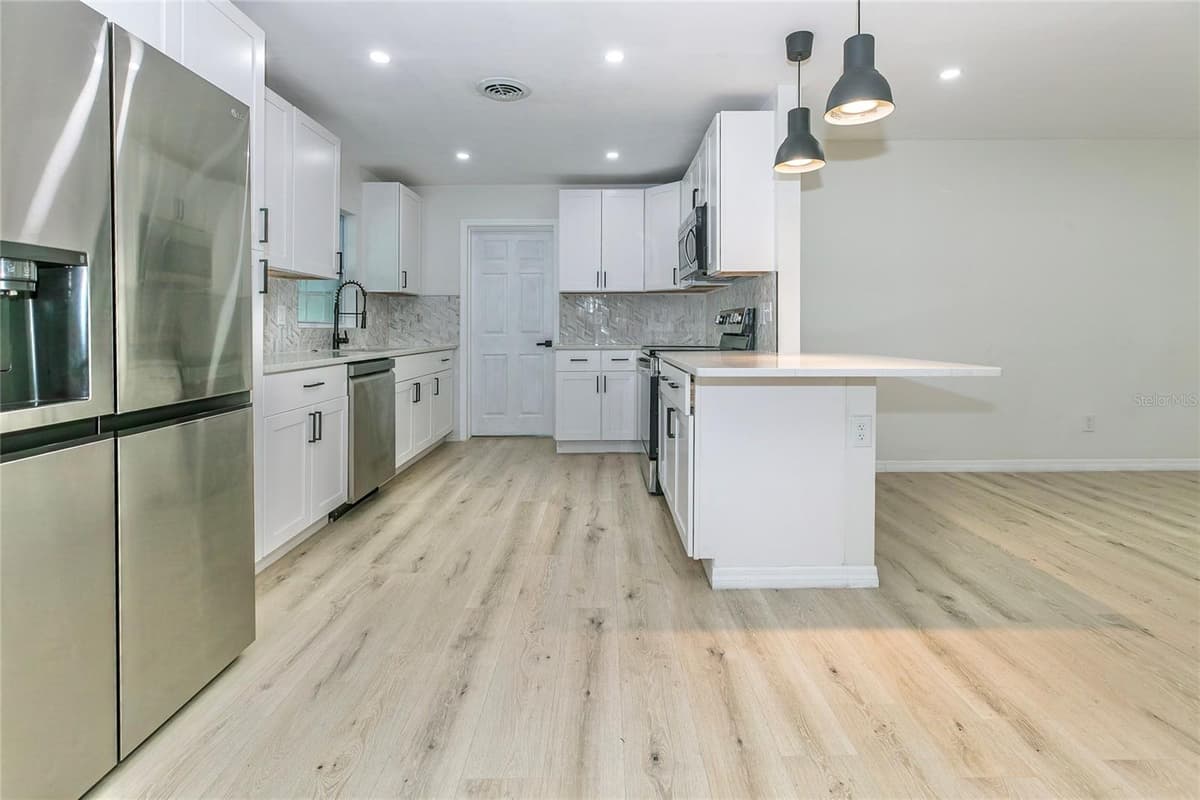 1842 PURITAN AVENUE — photo 9 of 28